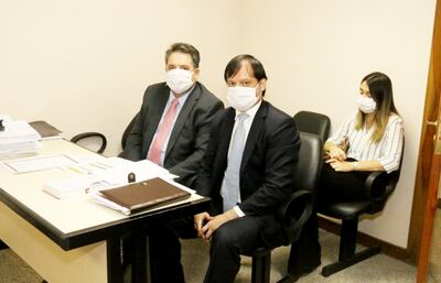 Édgar Melgarejo Ginard (izq.) junto con su abogado Claudio Lovera, en la audiencia de imposición de medidas cautelares, en el juzgado del juez penal de garantías Rolando Duarte.