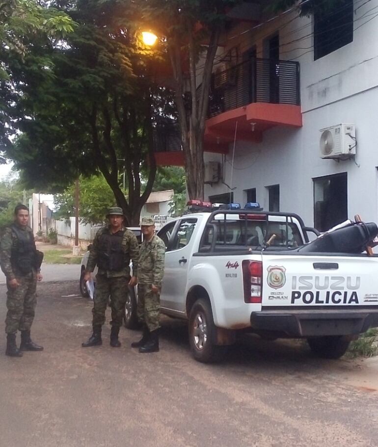 Agentes policiales alrededor de la patrullera policial en la que trajeron una motocicleta incautada que fue entregada en la fiscalía de Horqueta.