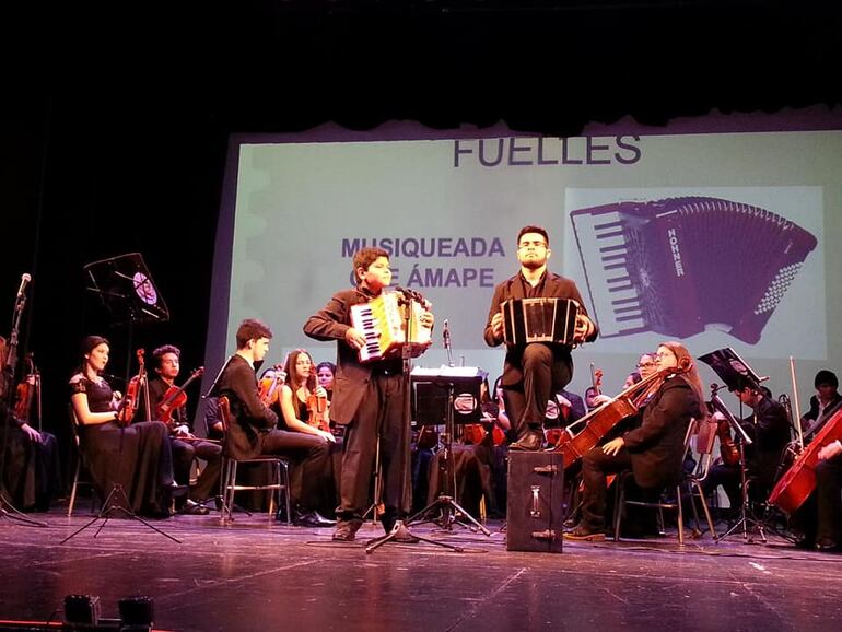 Un dúo de fuelles, acordeón y bandoneón, se ganó la ovación del público,