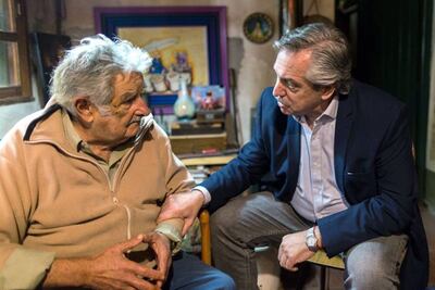 El presidenciable argentino por el movimiento kirchnerista conversa con el expresidente de Uruguay, José "Pepe" Mujica.