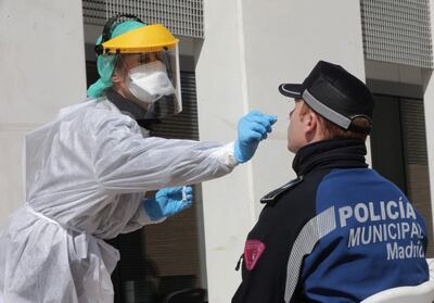 El personal médico –catalogado como “héroes” por todo el país– representan en torno al 14% de los infectados conocidos en España. Dos doctores de atención primaria fallecieron ayer.