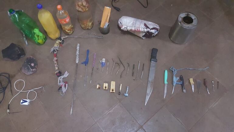 Cuchillos, bebidas y pipas incautados del penal de Misiones.