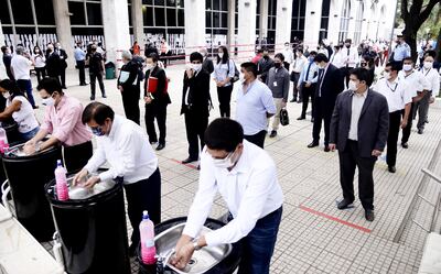 En el Palacio de Justicia de Asunción los funcionarios, usuarios y profesionales abogados pasan por estrictos controles antes de ingresar al edificio.