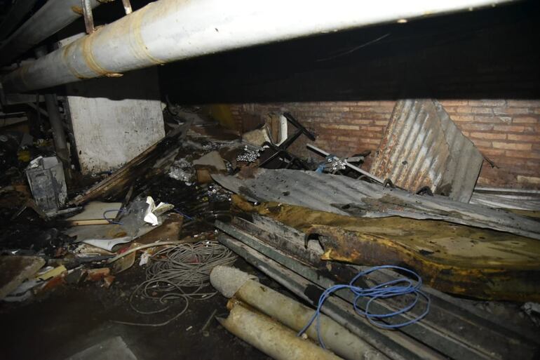 Basura en el subsuelo 1 del IPS.