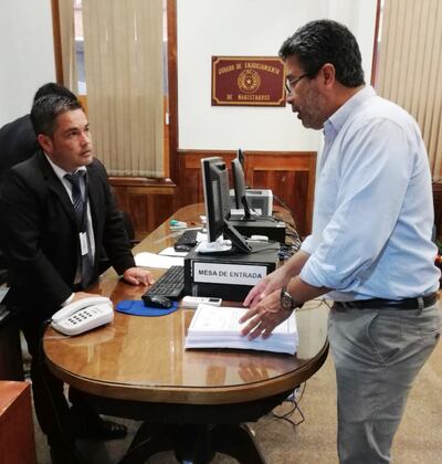 El juez Amílcar Marecos presentando en mesa de entrada del Jurado el informe de su gestión, que se le había solicitado.