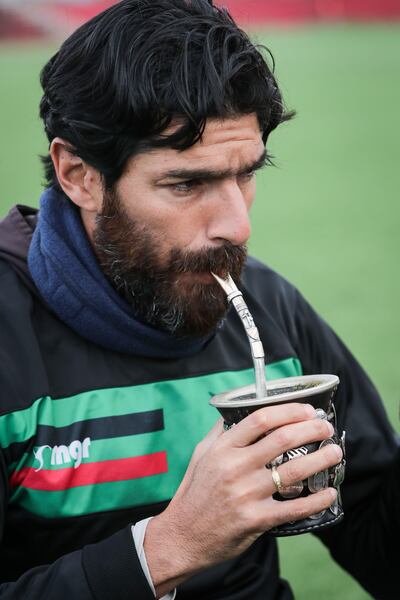 Abreu se toma un mate durante una entrevista con Efe este lunes en Montevideo.