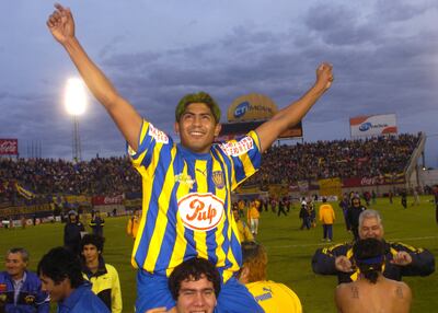 Genio y figura para la consagración del Apertura 2007 con el Sportivo Luqueño, el popular  Caña es llevado en andas  en el Defensores del Chaco.