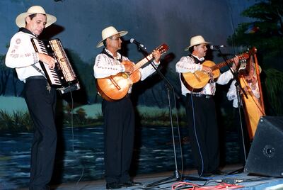 El grupo Los Compuesteros de Carapeguá, en el festival del Takuare’ê del 2002. Esta noche, el grupo recibirá un homenaje y actuará en San Lorenzo.