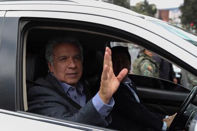 El presidente de Ecuador, Lenín Moreno (c), recorre las zonas afectadas por las manifestaciones en torno a la Asamblea Nacional y la Contraloría General del Estado y conversa con los comerciantes del sector este jueves en Quito (Ecuador).