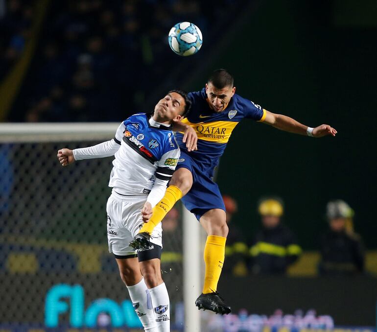 Junior Alonso disputa un balón con Facundo Suárez de Almagro.