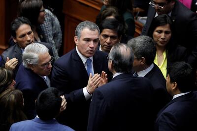 El primer ministro de Perú, Salvador del Solar (c-i), habla con el presidente del Congreso Pedro Olaechea (c-d) mientras presenta su propuesta que busca reformar el proceso para elegir a los magistrados del Tribunal Constitucional, en Lima (Perú).