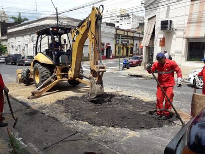 Municipalidad repara calle hundida tras temporal