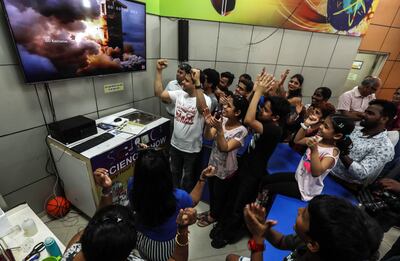 El pueblo indio anima y celebra mientras ve la transmisión en vivo del vehículo "Chandrayaan-2" de la Organización de Investigación Espacial de la India (ISRO), el primer vehículo lunar de la India.