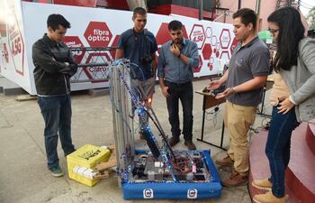 Un prototipo robot autómono montacarga.