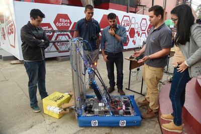 Un prototipo robot autómono montacarga.