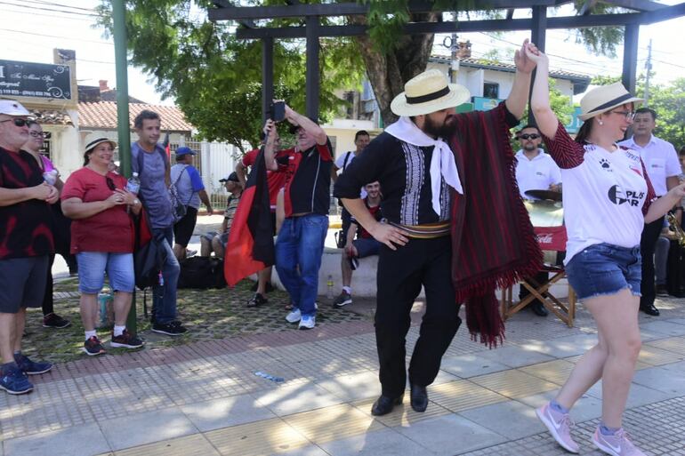 La previa al partido se vive en las calles céntricas con danzas y otros espectáculos artísticos.