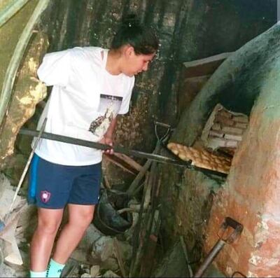 Gloria Saleb frente al tatakua con el pan kesu que se será repartido a los  niños de las familias más  carenciadas de Lambaré.