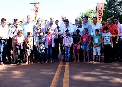 Mario Abdo desata la cinta de la ruta asfaltada en el distrito de Raúl Peña, de 11,8 km, que conecta a la Ruta PY06.