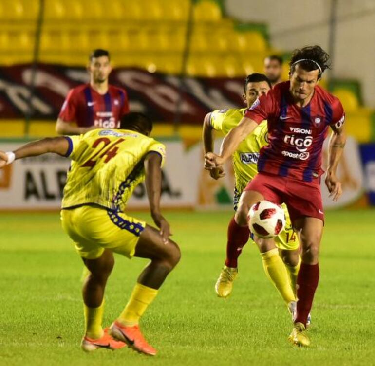 Nelson Haedo fue uno de los pocos destacados en Cerro, generó el primero y marcó el segundo.
