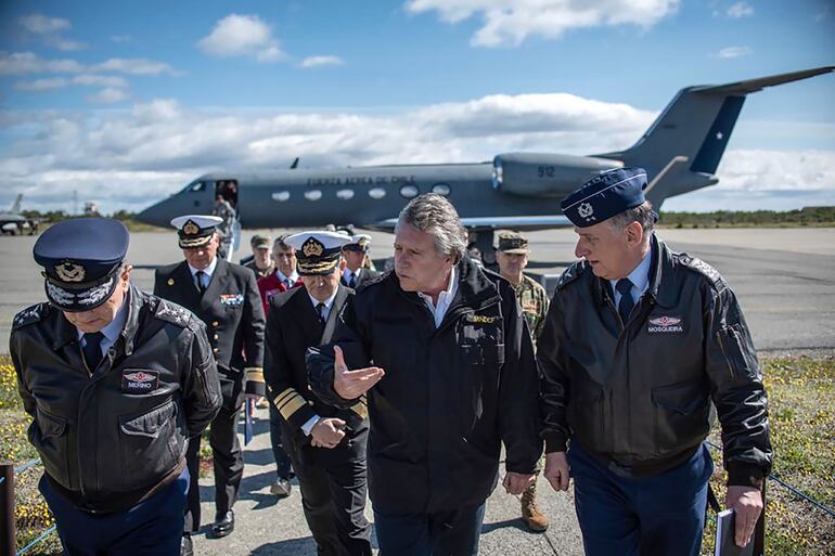 El ministro de Defensa de Chile, Alberto Espina, en la base Cabunco de las Fuerzas Armadas chilenas, en Punta Arenas.