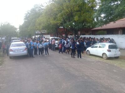 Los estudiantes no pudieron ingresar esta mañana a la institución.