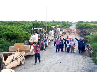 Los tubos donados por ganaderos fueron colocados en los puntos   inundados   para permitir la circulación del agua. Los   trabajos fueron  realizados por   voluntarios y personal   de la empresa Mawes SA.