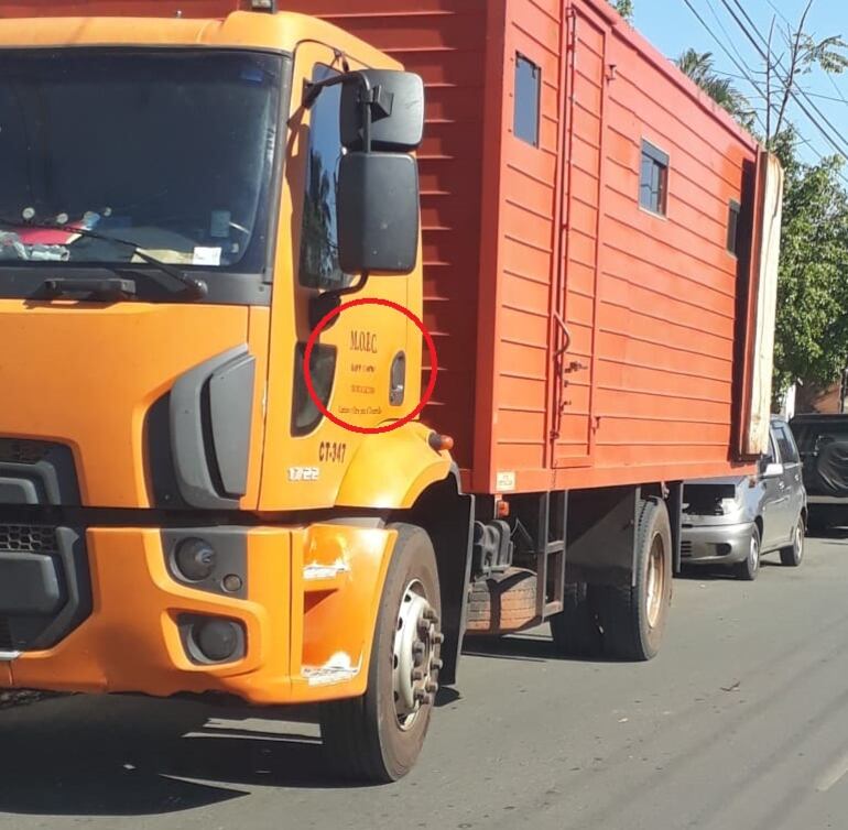 Este camión del Ministerio de Obras Públicas estaba el martes haciendo una mudanza particular en la ciudad de Fernando de la Mora, zona norte, específicamente en Marconi Estrago casi Río Yhaguy.