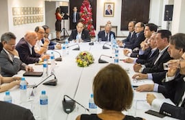 embajadores-paraguayos-acreditados-en-diferentes-paises-y-que-se-encuentran-de-vacaciones-se-reunieron-ayer-con-el-canciller-eladio-loizaga-y-los-vi-213452000000-1539160.jpg