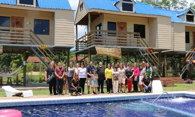 Luego de la inauguración, la comitiva posó frente a la infraestructura de la posada Serranía Lodge.