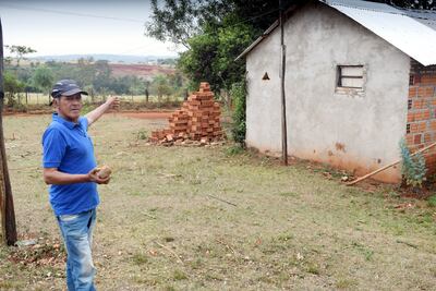 Antonio Acuña     muestra la piedra y  el lugar donde cayó días atrás.