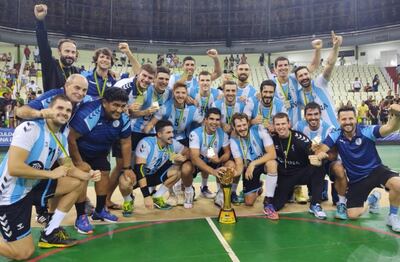 Jugadores y cuerpo técnico de la Selección Argentina posan con la copa del 19° Campeonato Centro Sur Americano de hándbol, luego de vencer a los dueños de casa, Brasil, por ajustado margen en la final.