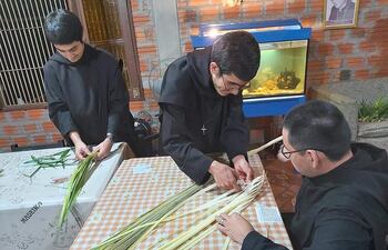 Los monjes de Misiones tejieron las palmas para este Domingo de Ramos atípico, en el cual las misas se realizaron a puertas cerradas en todo el departamento y el país en general.