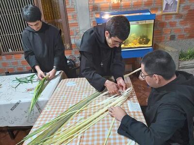 Los monjes de Misiones tejieron las palmas para este Domingo de Ramos atípico, en el cual las misas se realizaron a puertas cerradas en todo el departamento y el país en general.
