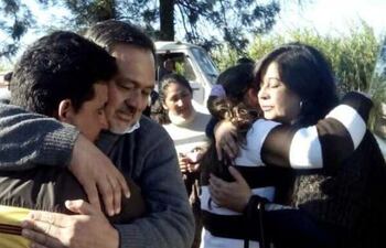 los-senadores-de-frente-guasu-sixto-pereira-y-esperanza-martinez-consuelan-a-los-familiares-de-lorenzo-areco--193019000000-589184.jpg