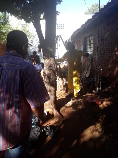 Bomberos realizan el trabajo de rescate.