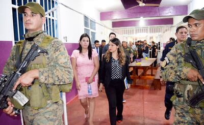 La ministra Cecilia Pérez (de negro) en la cárcel de Pedro Juan Caballero.