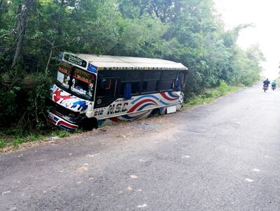 El ómnibus de la Línea 25 quedó varado en la cuneta de la angosta ruta, luego del accidente.