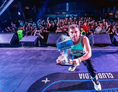 El español Errecé muestra el trofeo obtenido en el Cruce de Campeones que tuvo lugar el sábado en el Casco Antiguo.