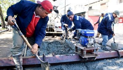 Las empresas  Los Trigales SA y  Covipa SA fueron adjudicadas  por G. 7.600 millones para la colocación de pavimento hidráulico en varios puntos de Asunción.