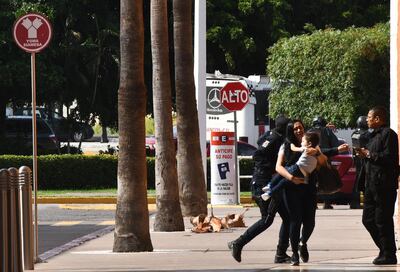 Fotografía cedida por El Debate de Sinaloa que muestra a habitantes de la ciudad mientras se resguardan de los fuertes enfrentamientos entre grupos armados con las fuerzas federales este jueves, en Culiacán (México).