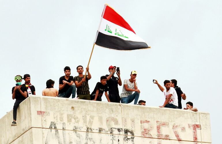 Manifestantes iraquíes en la azotea de un edificio de Bagdad.