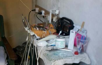 los-instrumentos-de-odontologia-estaban-expuestos-en-un-lugar-donde-no-habia-condiciones-higienicas-necesarias--194720000000-1492480.jpg
