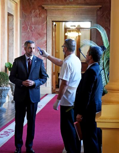Mario Abdo (izq.) se sometió ayer a controles contra el covid-19.