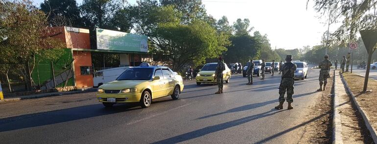 Controles de la policía y los militares en la zona del Superviaducto.