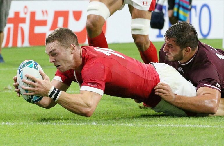 Un georgiano falla al intentar frenar al potente George North.