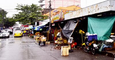 Locales comerciales toman la vereda, los puestos informales se colocan en los lugares de estacionamiento y los vehículos se detienen en los carriles para bajar pasajeros o descargar productos.