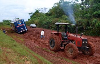 vecinos-ayudan-con-tractores-para-tratar-de-sacar-un-omnibus-varado-tras-una-reciente-lluvia--201030000000-1510495.jpg