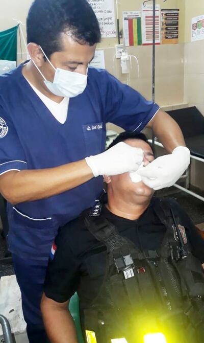 El subjefe Martín Marecos es asistido en el Hospital Distrital.