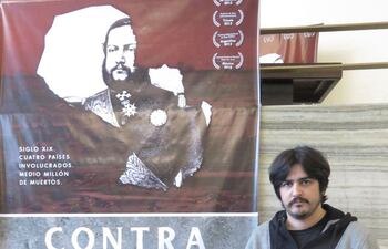 el-director-de-cine-federico-sosa-frente-al-cartel-de-su-documental-contra-para-guay-que-se-estreno-en-buenos-aires--204728000000-1464702.jpg
