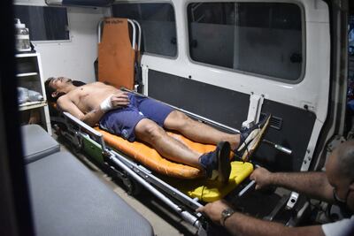 Momento en que paramédicos suben a una ambulancia a Cristhian Enriquez, quien luego de recibir los tiros en la espalda quedó tendido en la calle.